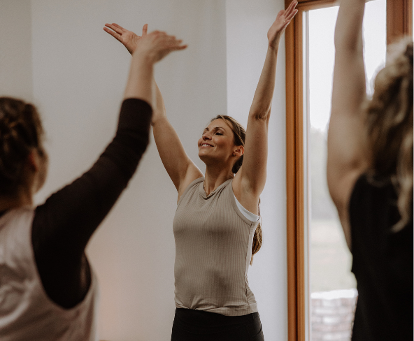 Yoga Yogastunde glückliche Yogalehrerin