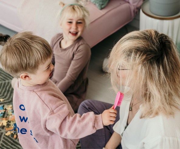 About Me Mamas Mama, die mit zwei Kindern spielt