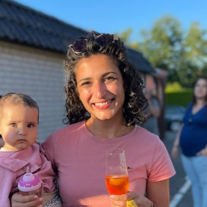 Frau mit Baby auf dem Arm