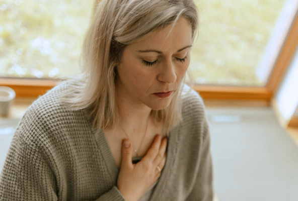 Zitat Foto Sarah Frau, die Hand auf das Herz legt