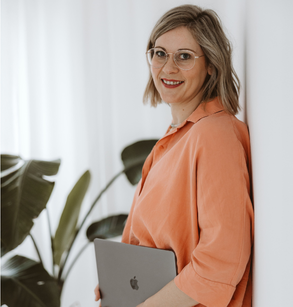 Gehe den ersten Schritt für dich Strahlende Frau mit Laptop in der Hand
