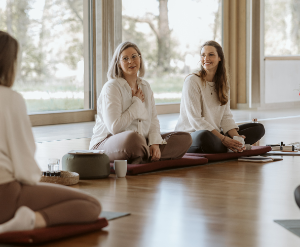 Retreat Wir freuen uns 2 Retreat Leiterinnen auf der Yoga Matte