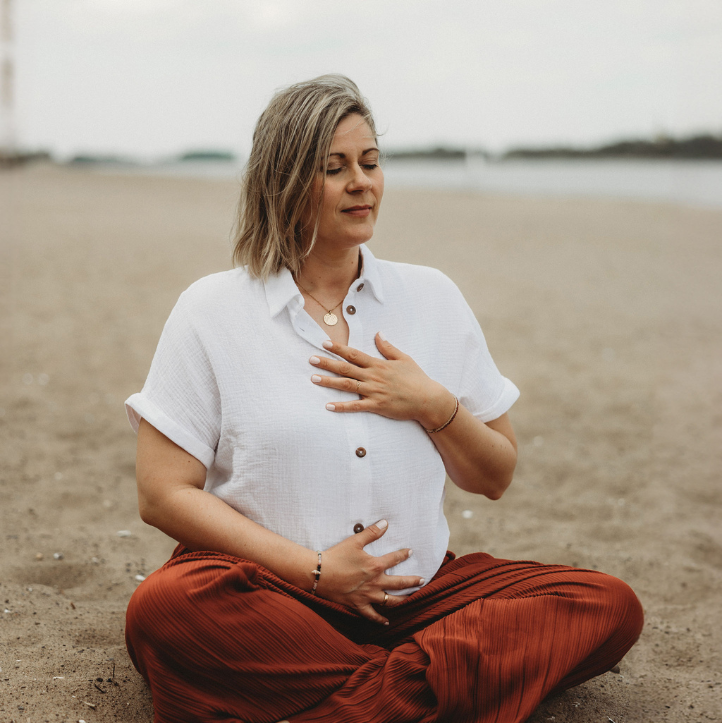 Bild von erfüllter Frau mit Kaffeetasse in der Hand