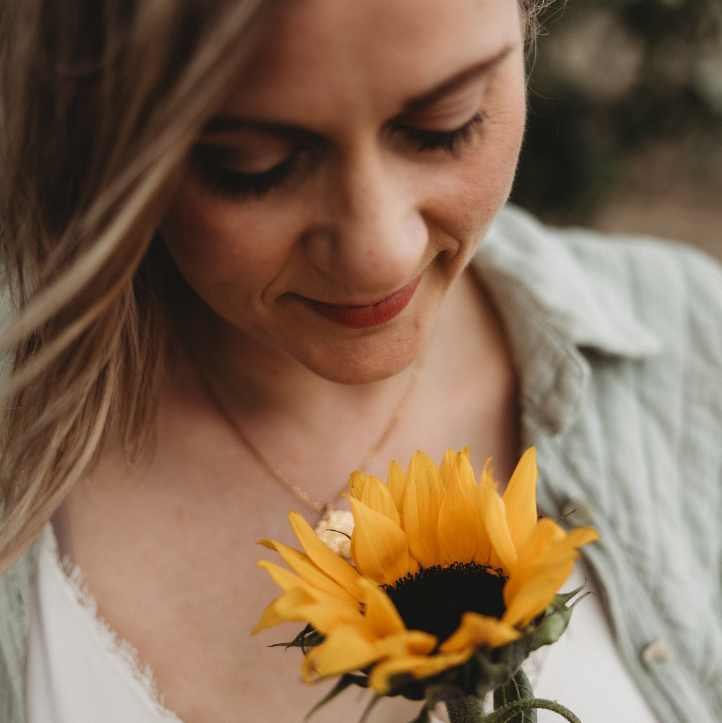 Mama, die mit zwei Kindern spielt
