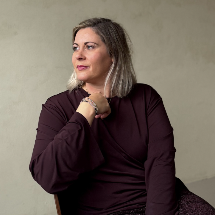 Frau, die ätherisches Öl aufträgt