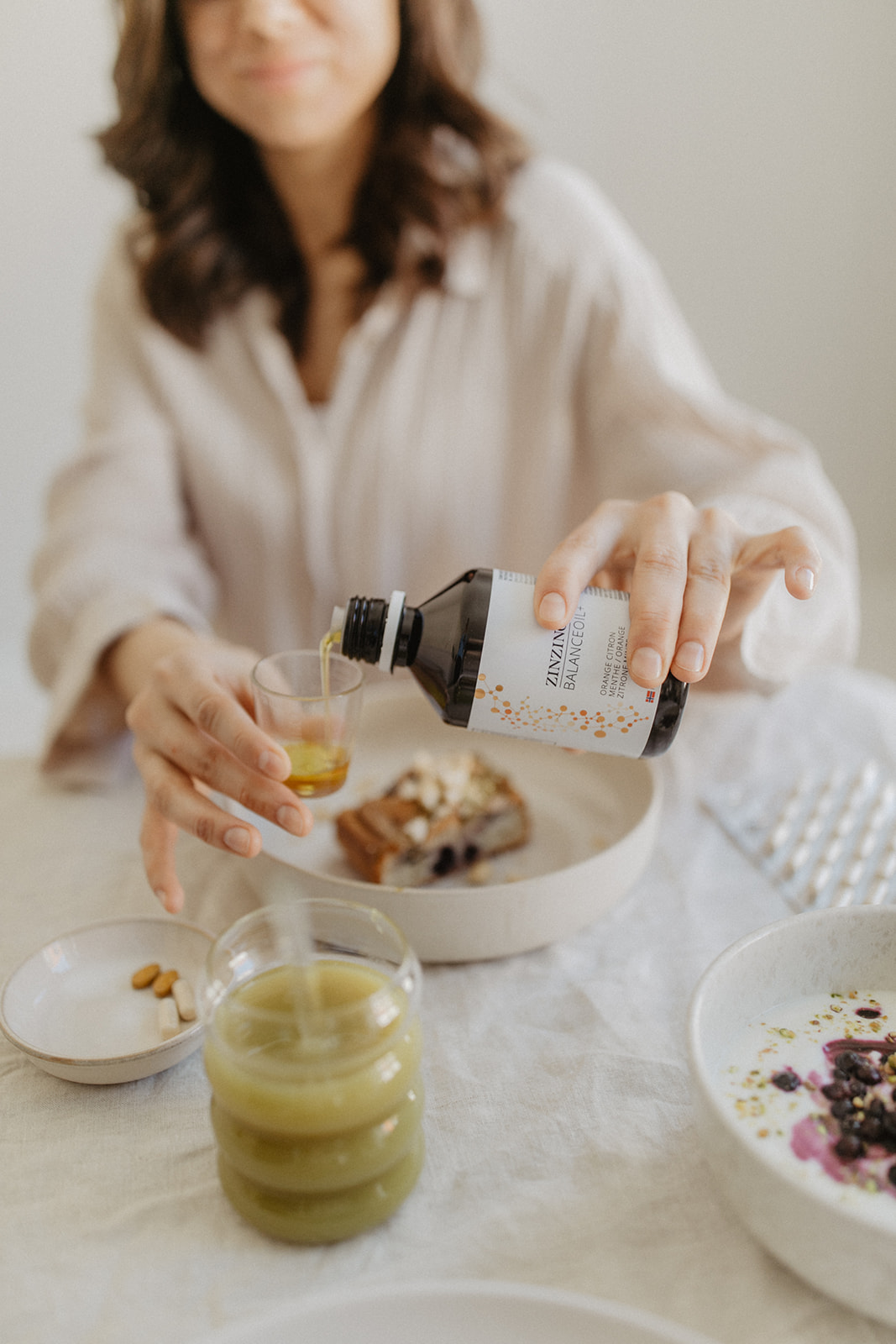 Frau, die an Arm riecht